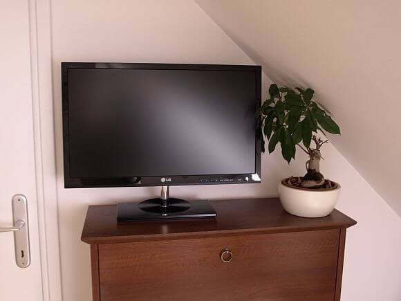 LG M2482 TV monitor 1