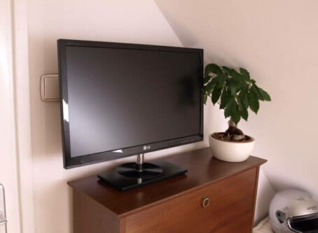 LG M2482 TV monitor 2
