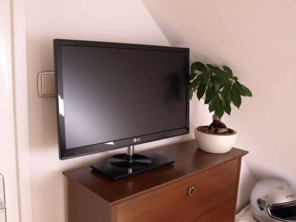 LG M2482 TV monitor 2