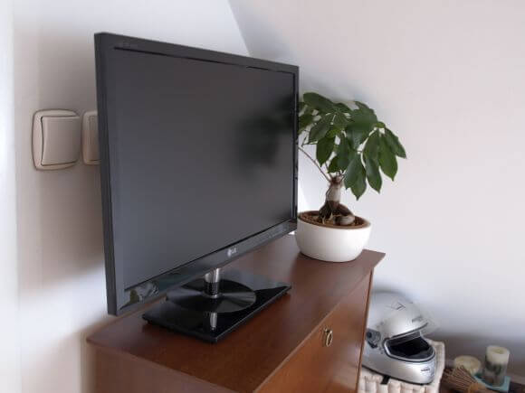 LG M2482 TV monitor 3