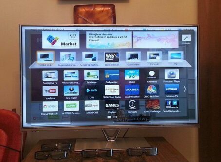 Panasonic TX L42DT60 9