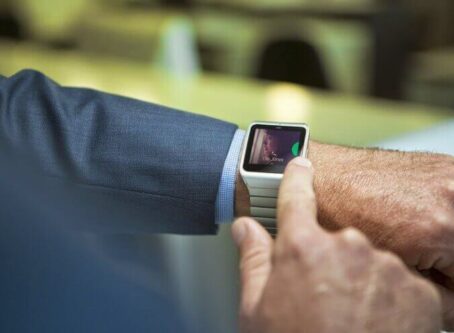 04 SmartWatch 3 stainless steel lifestyle 2