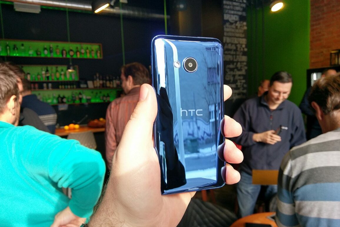HTC U Ultra i HTC U Play 10