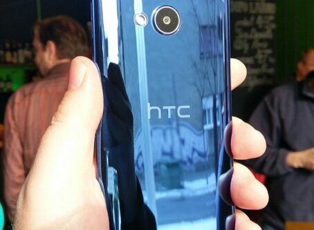 HTC U Ultra i HTC U Play 11