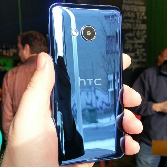 HTC U Ultra i HTC U Play 11