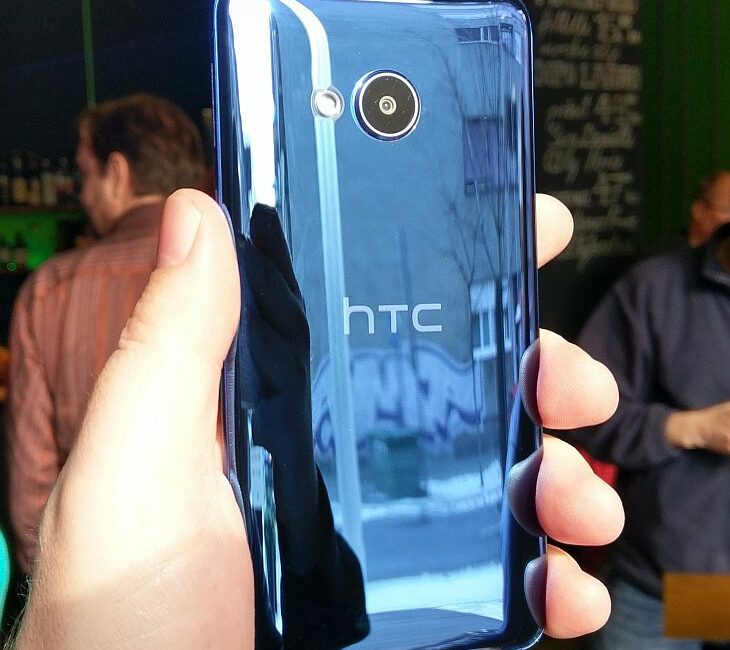 HTC U Ultra i HTC U Play 11