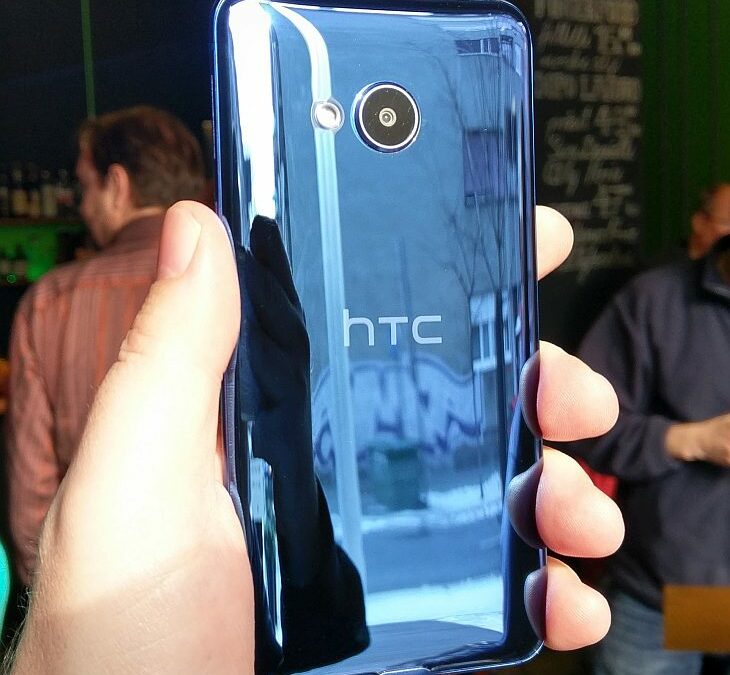 HTC U Ultra i HTC U Play 11