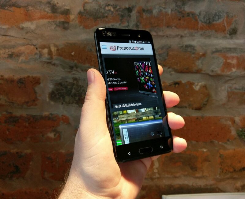 HTC U Ultra i HTC U Play 12