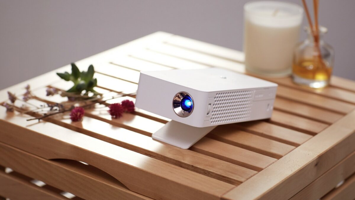 LG MiniBeam Projector PH30J 1