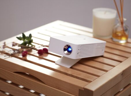 LG MiniBeam Projector PH30J 1