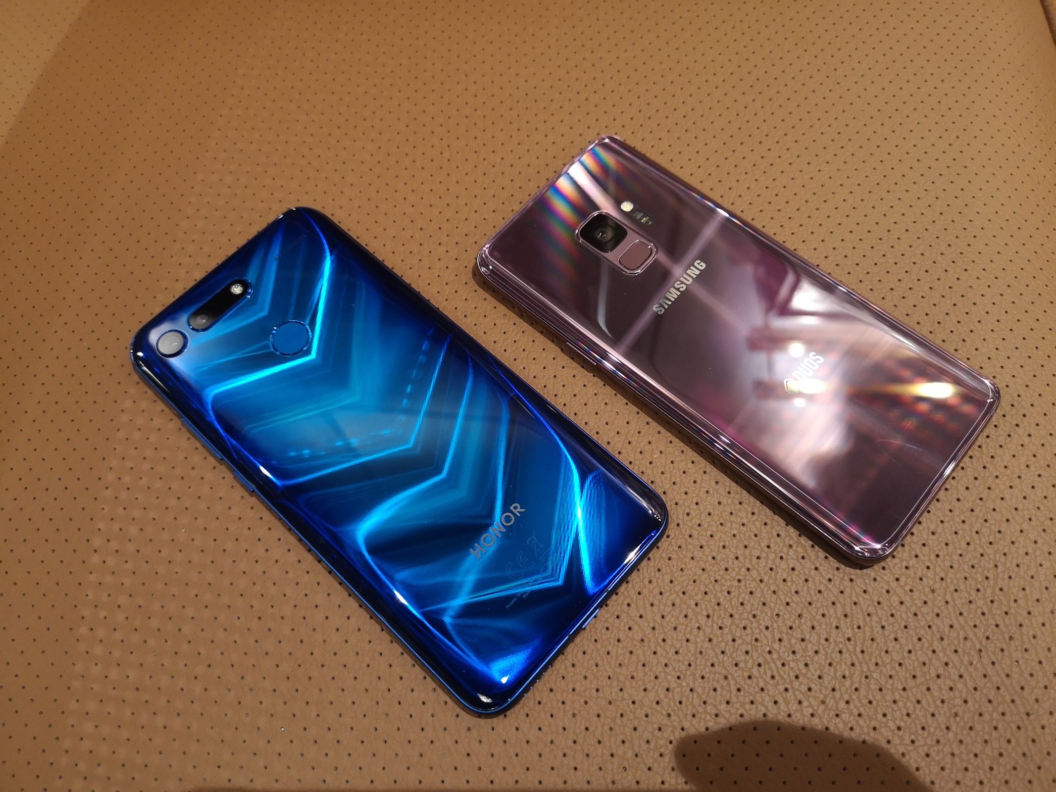 Honor View20 vs Samsung S9 4