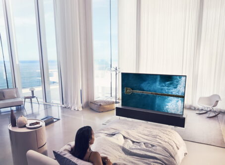 LG OLED TV R Full 02