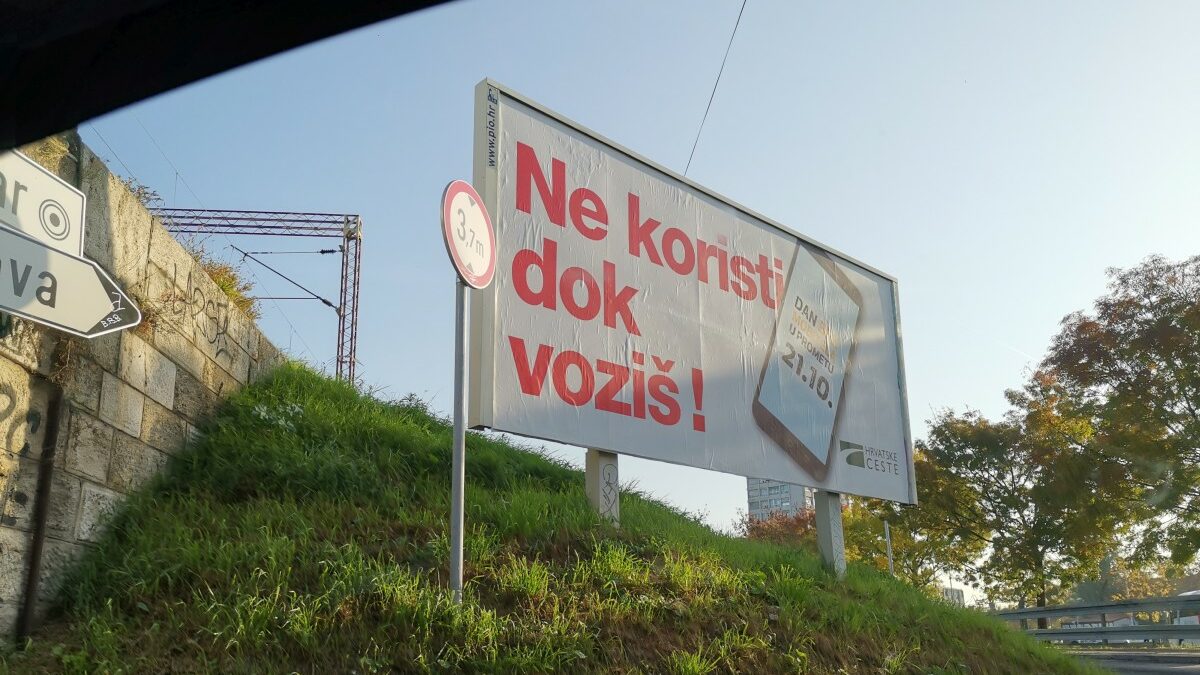 Ne koristi mobitel dok vozis 2