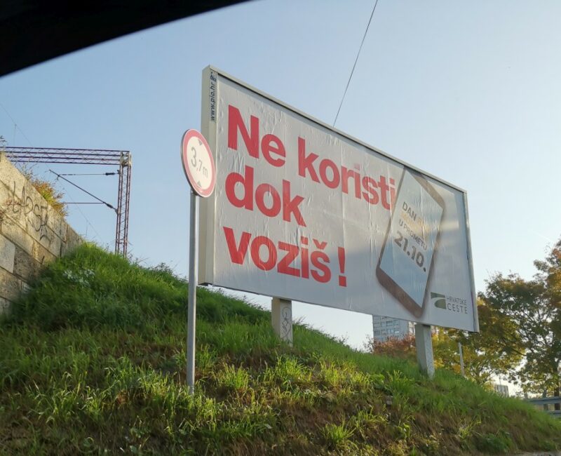 Ne koristi mobitel dok vozis 2