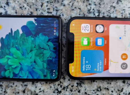 Samsung Galaxy S20 FE vs iPhone 12 1