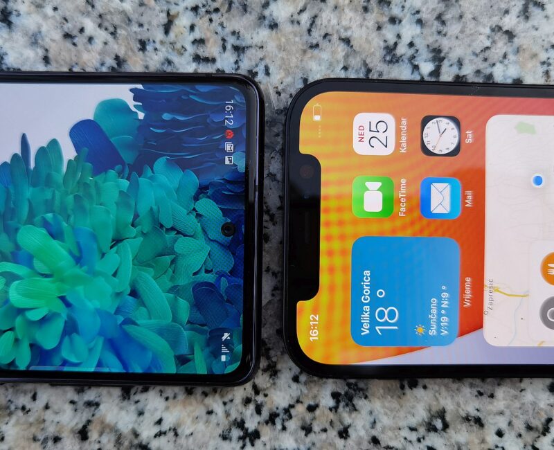 Samsung Galaxy S20 FE vs iPhone 12 1