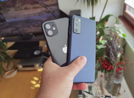Samsung Galaxy S20 FE vs iPhone 12 3
