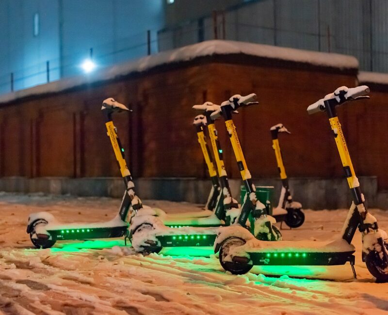 Elektricni romobil po zimi