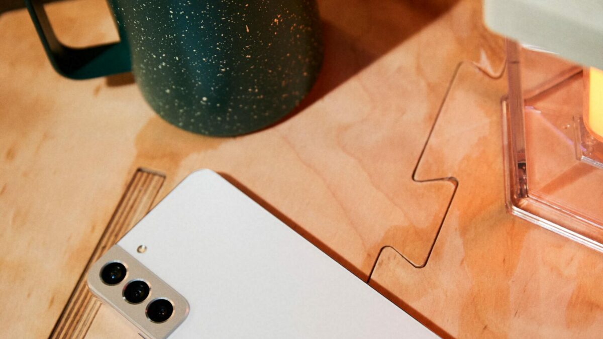 1 05 Galaxy S22 Plus Back5 Phantom White design LI scaled