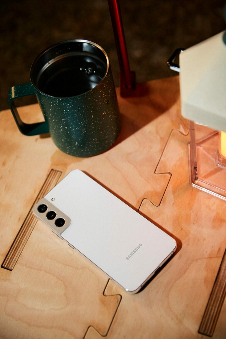 1 05 Galaxy S22 Plus Back5 Phantom White design LI scaled