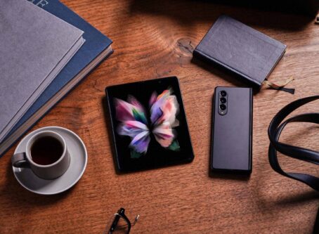 03 13 lifestyle galaxyzfold3 5g phantomblack L