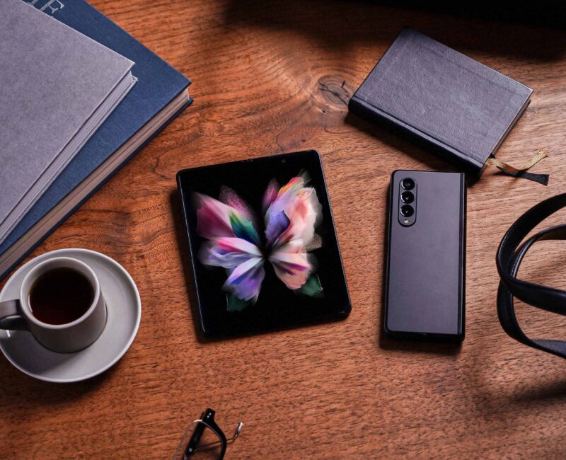 03 13 lifestyle galaxyzfold3 5g phantomblack L