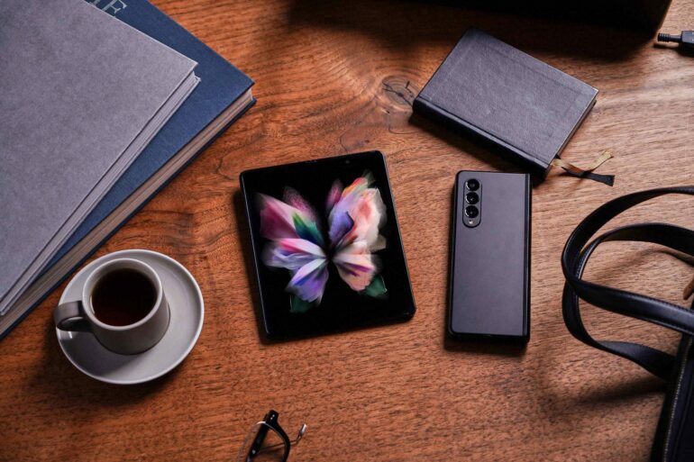 03 13 lifestyle galaxyzfold3 5g phantomblack L scaled
