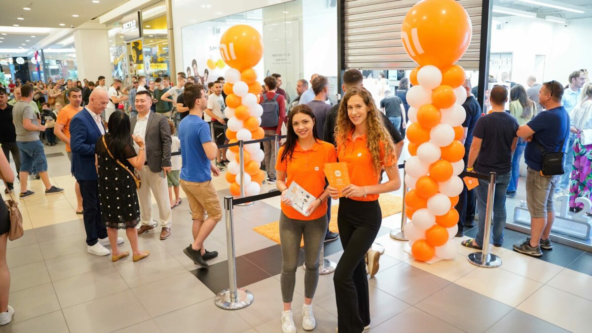 Xiaomi Store Arena Red 2 scaled