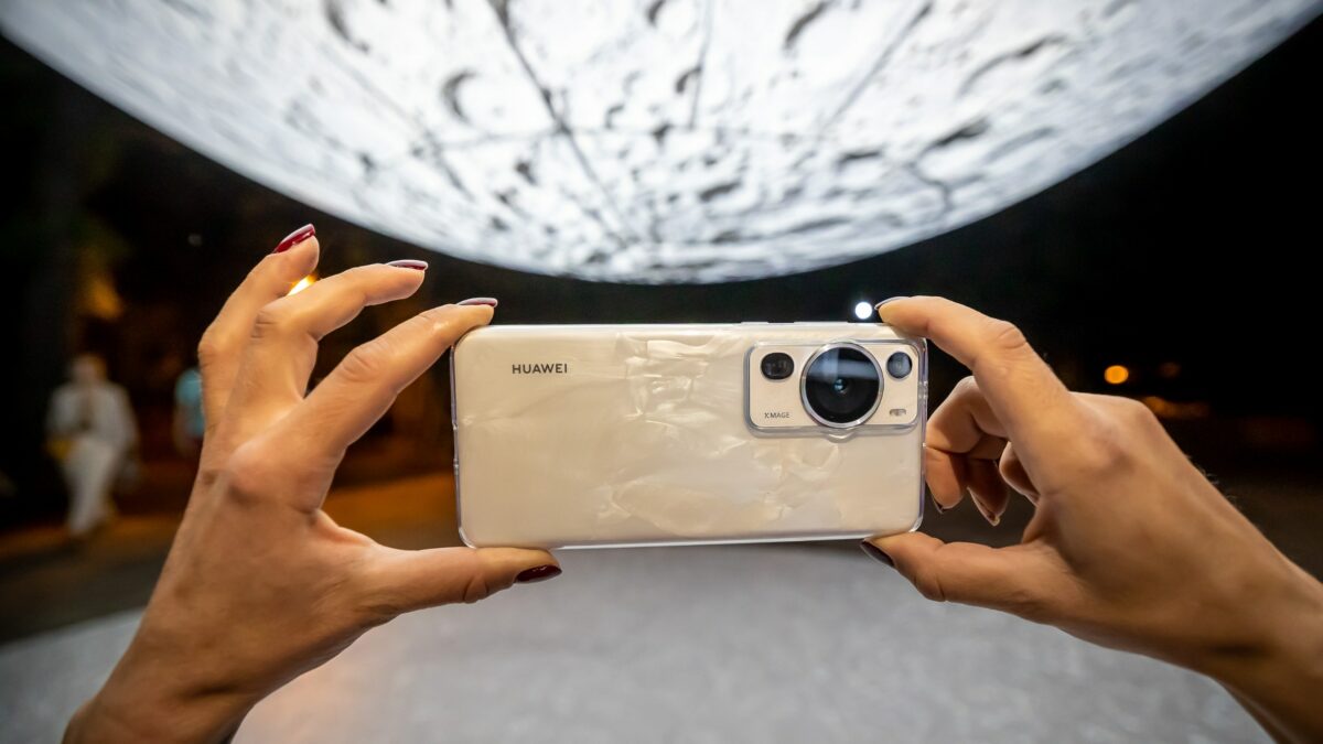 Huawei Touch the Moon 19