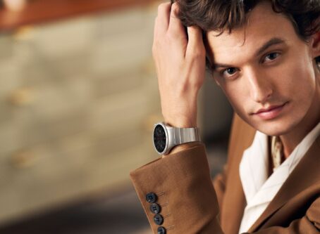 MKT WATCH GT 4 Lifestyle shot 46mm Grey 02 EN PSD HQ 40230825