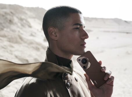 Pura 70 Ultra Product Creative lifestyle shot 3