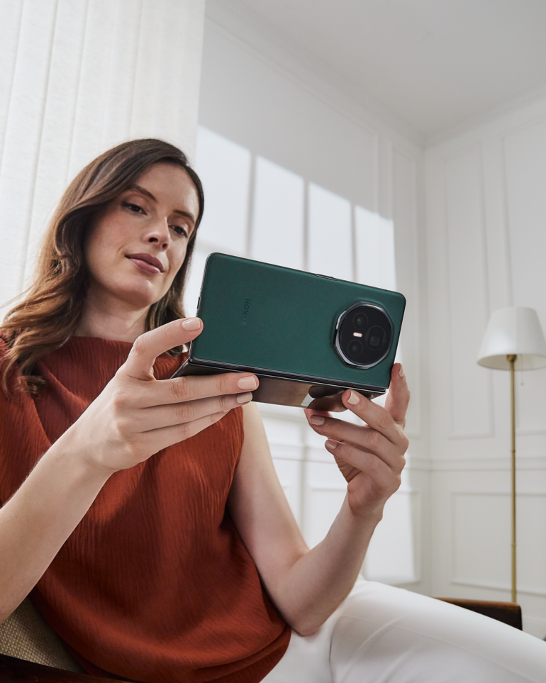 HonorV3 Lifestyle1 Static 4 5 Clean scaled