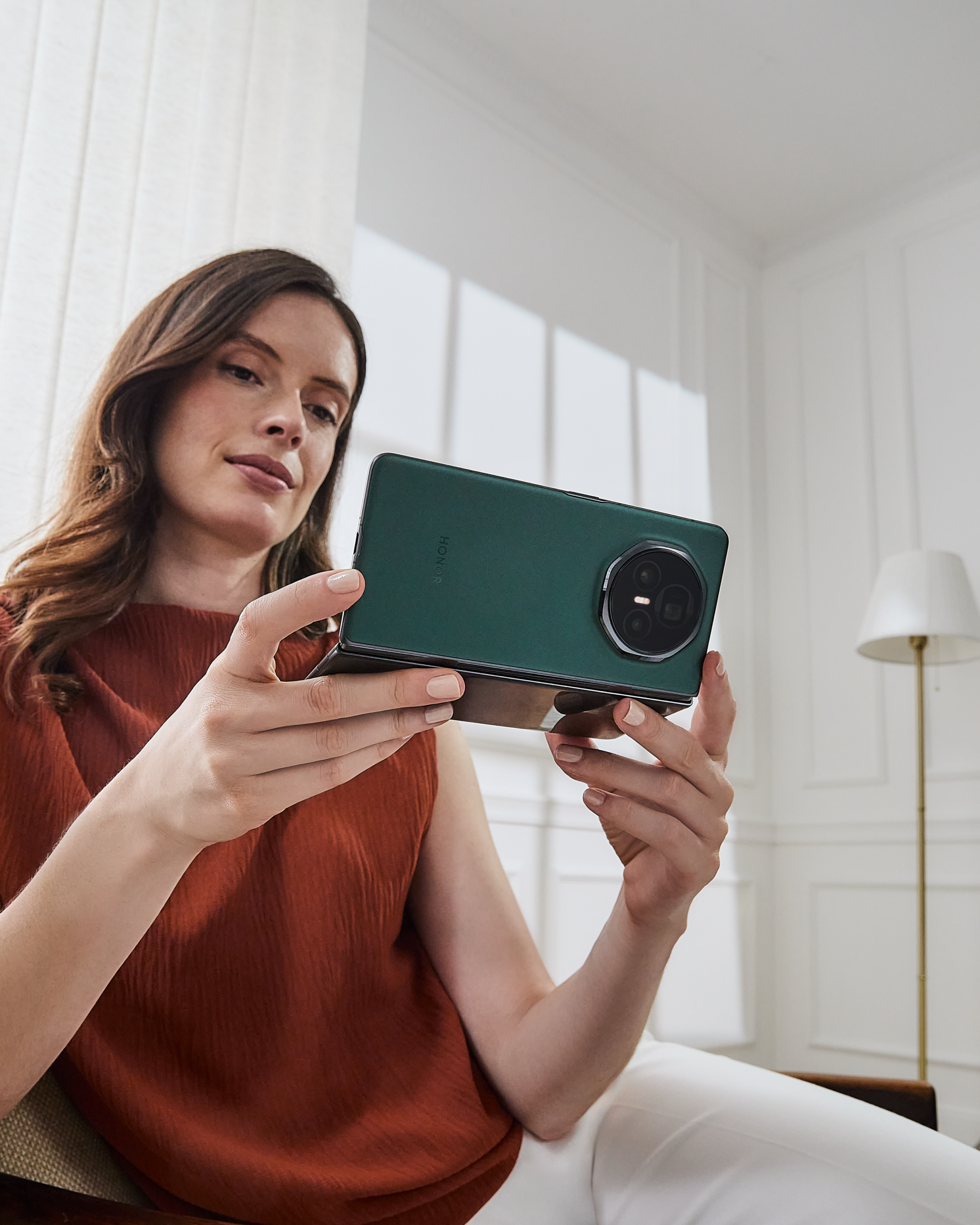 HonorV3 Lifestyle1 Static 4 5 Clean scaled