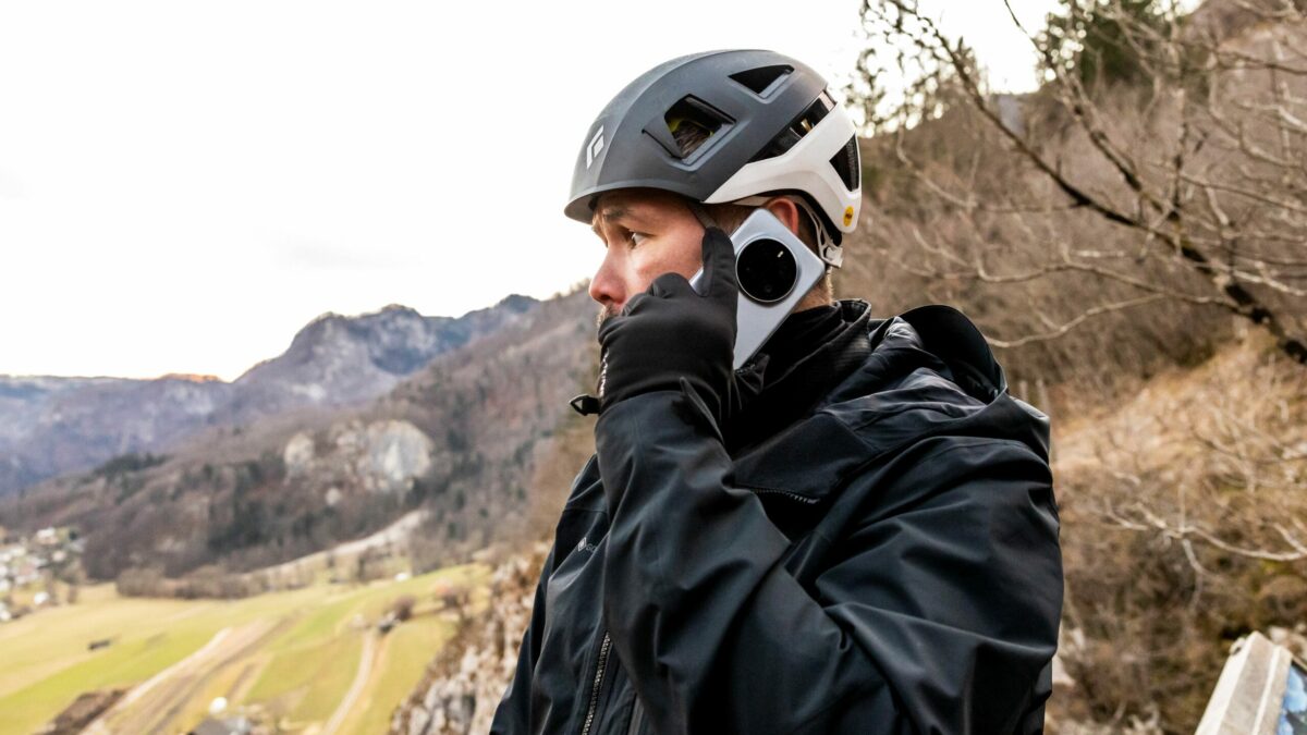 HONOR Tony Bellew Magic7 Series Launch Paragliding Phone Call High Res scaled