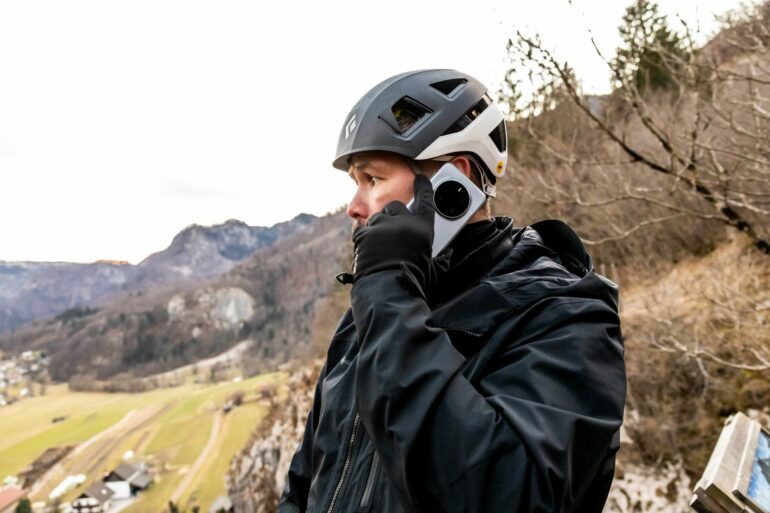 HONOR Tony Bellew Magic7 Series Launch Paragliding Phone Call High Res scaled