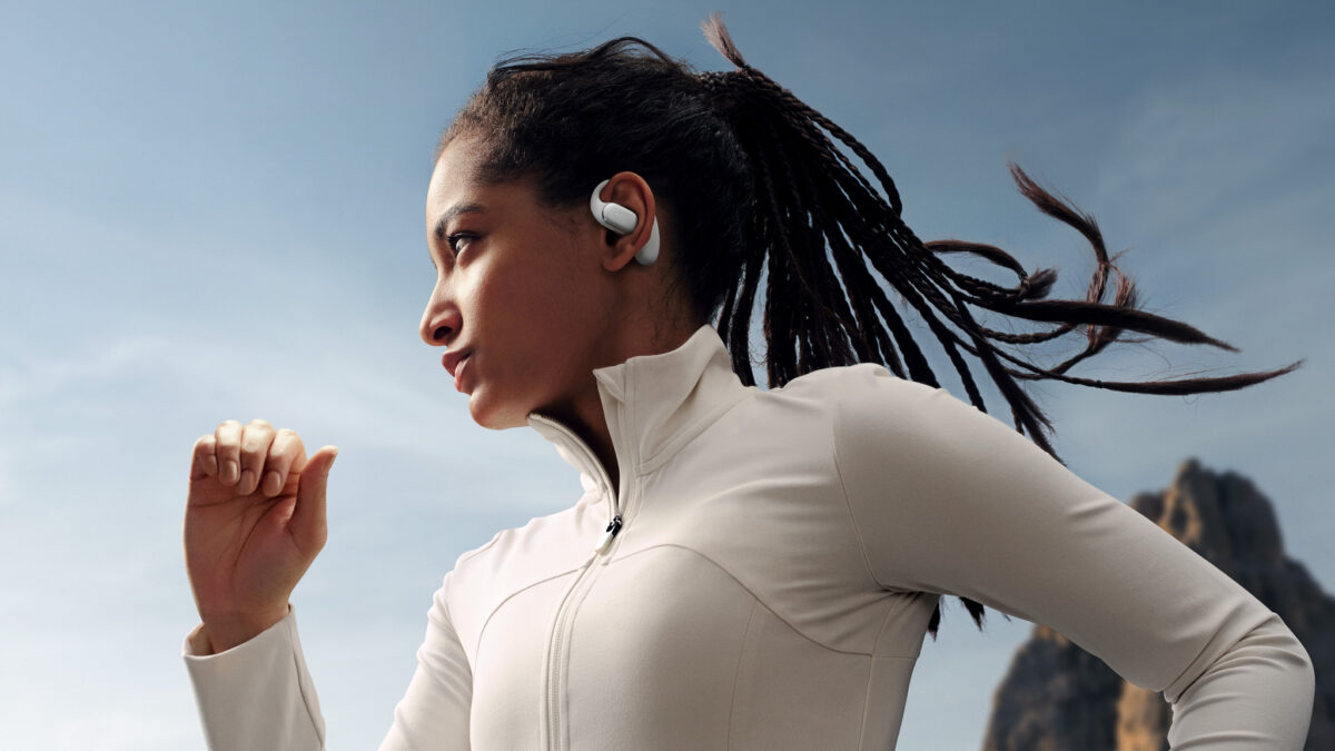 MKT HQ Moose Lifestyle Shot Running Grey 20250206 1