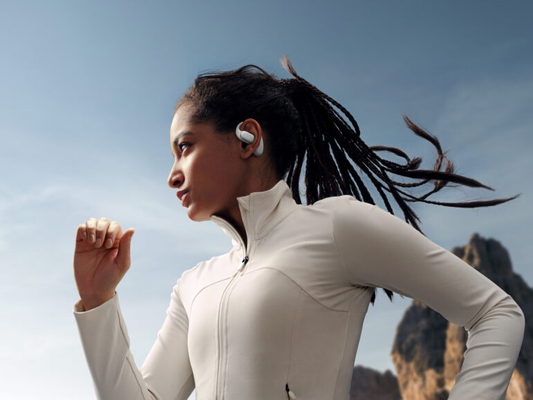 MKT HQ Moose Lifestyle Shot Running Grey 20250206 1