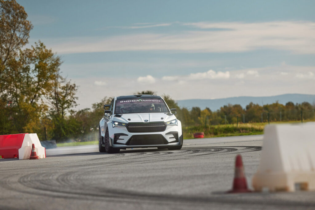 38 enyaq rs race b43b9b63 1920x1281 1