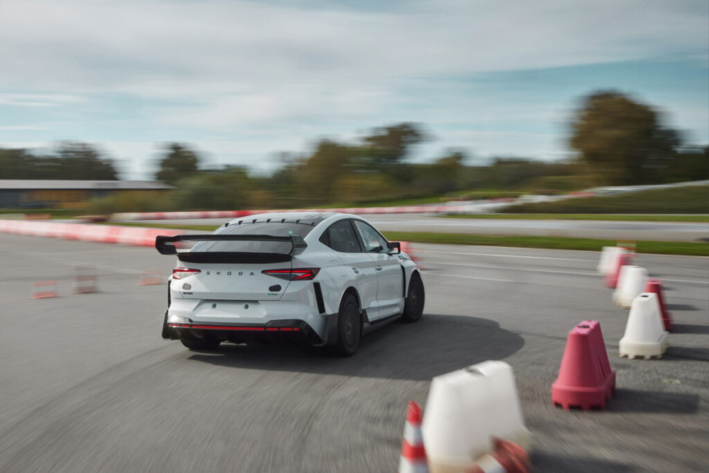 50 enyaq rs race 2d327ad1 1920x1281 1