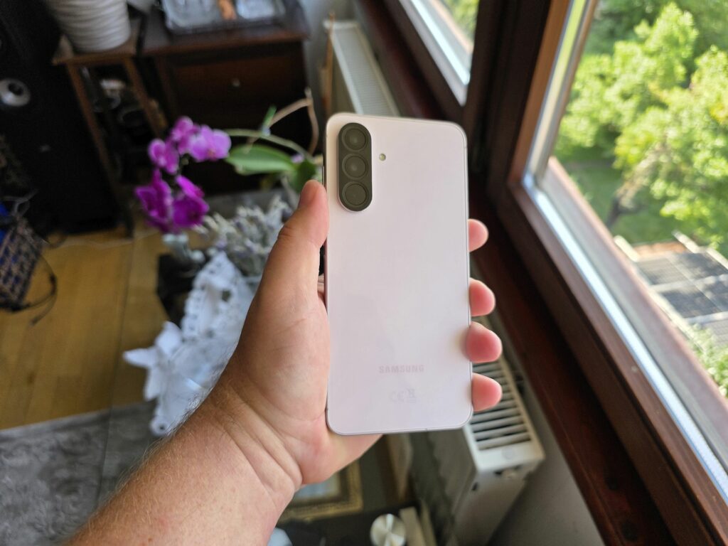 Samsung Galaxy A56 5G recenzija – stražnja strana