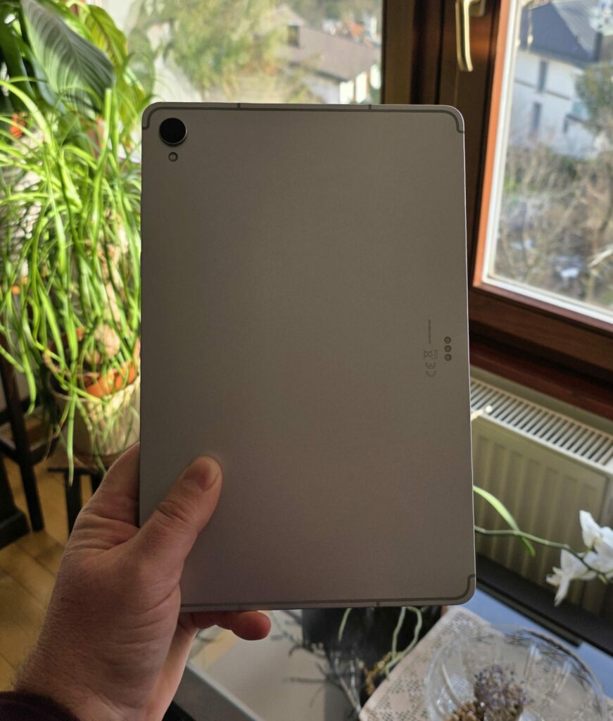 Galaxy Tab S11 recenzija - stražnja strana